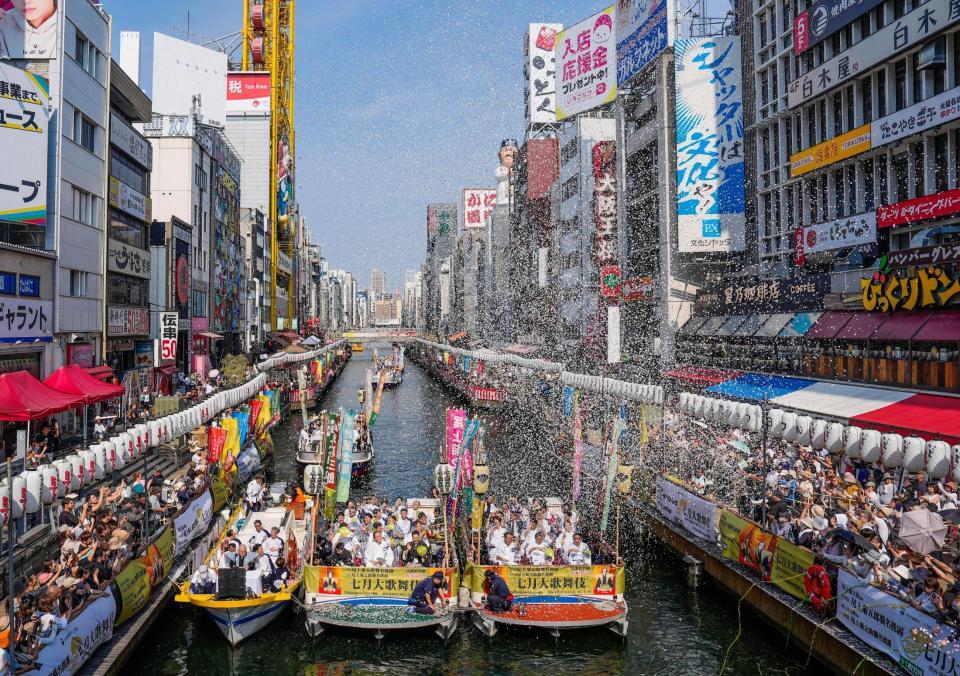 　大阪松竹座の「七月大歌舞伎」をＰＲする夏の風物詩「船乗り込み」。八代目尾上菊五郎らが船で大阪市中心部を巡った