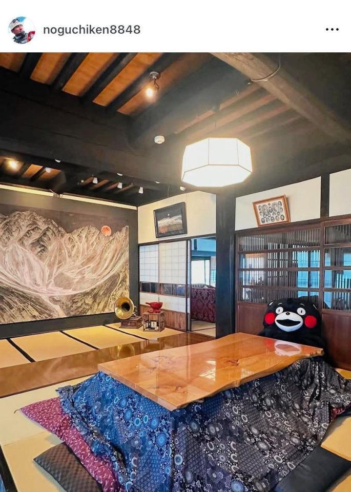 　巨大な絵画が飾られた豪邸の一部。野口健のインスタグラム＠ｎｏｇｕｃｈｉｋｅｎ８８４８より