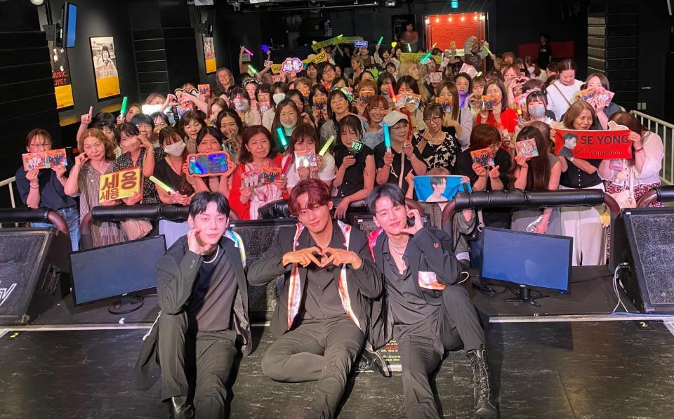 　ファンとポーズを決める（左から）ＭＹＮＡＭＥのコヌ、セヨン、インス