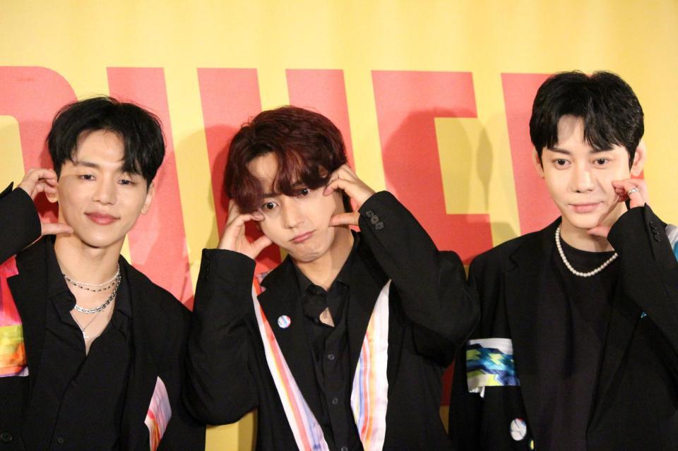 　ポーズを決める（左から）ＭＹＮＡＭＥのインス、セヨン、コヌ