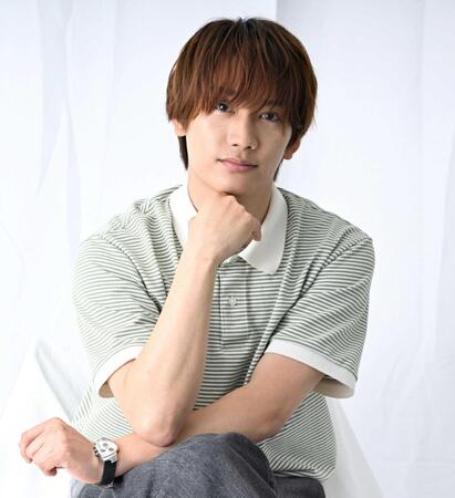 　ポーズをとる藤原丈一郎