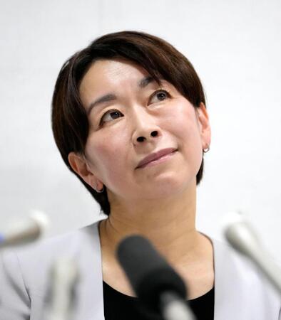 　記者会見する山尾志桜里元衆院議員