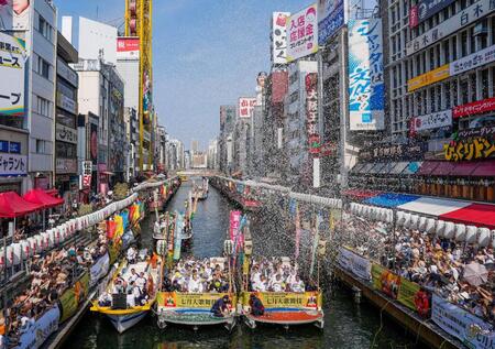　大阪松竹座の「七月大歌舞伎」をＰＲする夏の風物詩「船乗り込み」。八代目尾上菊五郎らが船で大阪市中心部を巡った