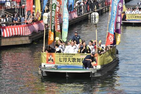 　道頓堀で船乗り込みを行った（前列左から）尾上菊之助、片岡仁左衛門、八代目尾上菊五郎