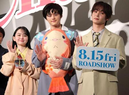 　手を振る（左から）山田杏奈、鈴鹿央士、太田駿静