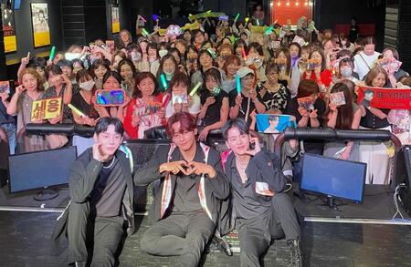 　ファンとポーズを決める（左から）ＭＹＮＡＭＥのコヌ、セヨン、インス