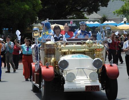 　オープンカーに乗ってパレードルートを巡ったＭｒｓ．　ＧＲＥＥＮ　ＡＰＰＬＥ