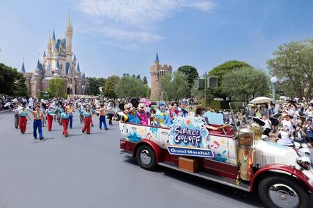 　ミッキー、ミニーとともにオープンカーでグリーティングしたＭｒｓ．　ＧＲＥＥＮ　ＡＰＰＬＥ　©Ｄｉｓｎｅｙ
