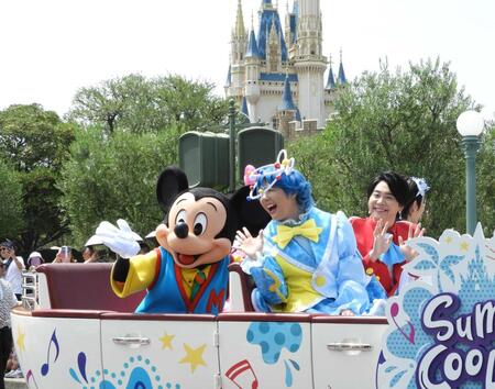 ミセスがディズニーランドにサプライズ登場 ミッキー&ミニーと「ご挨拶」夏イベントでテーマソング担当