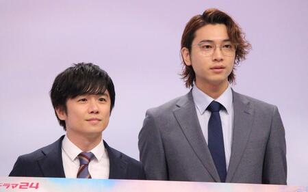 　記者会見に登場した風間俊介（左）と庄司浩平