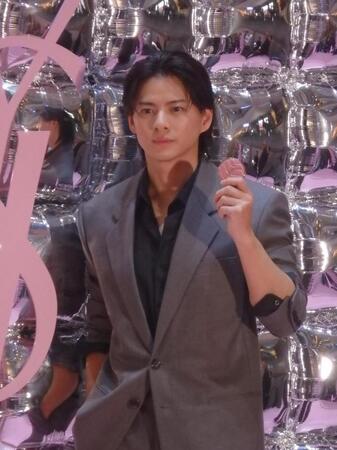 　写真撮影に応じる平野紫耀