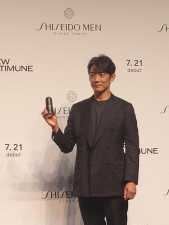 　写真撮影に応じる反町隆史