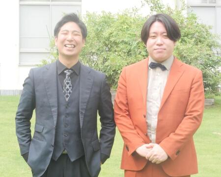 　申し訳なさそうな表情を浮かべて撮影に応じた金魚番長の古市勇介（右）と満面の笑みの箕輪智征