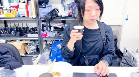 　朝食を摂る落合陽一氏