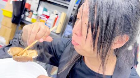 　朝食を摂る落合陽一氏