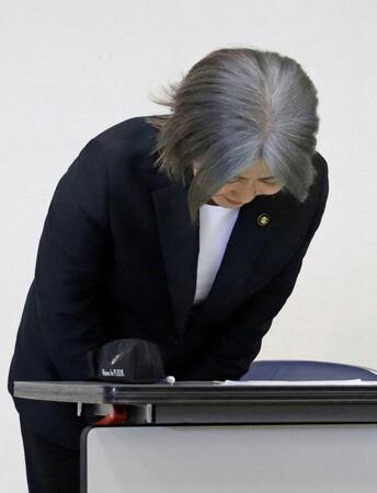 　記者会見で頭を下げる静岡県伊東市の田久保真紀市長（共同）