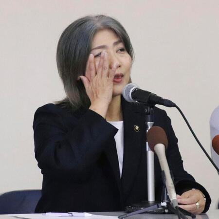 　記者会見で涙ぐむ静岡県伊東市の田久保真紀市長（共同）