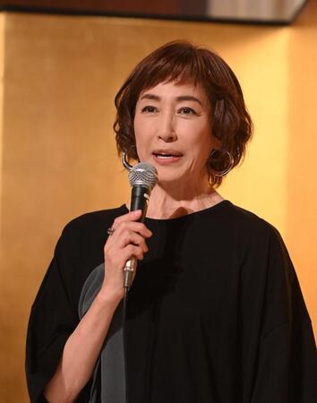 　壇上であいさつする高島礼子（撮影・西田忠信）