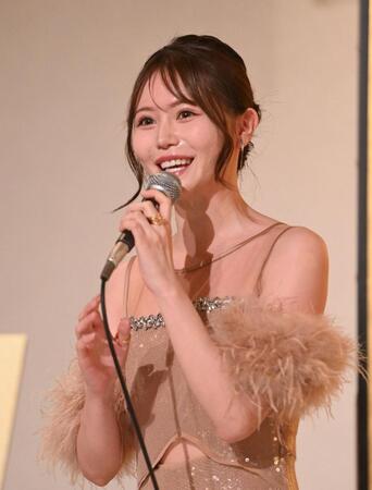 　壇上であいさつする込山榛香（撮影・西田忠信）