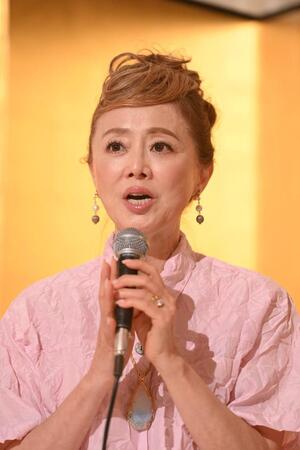 　壇上であいさつする熊谷真実（撮影・西田忠信）