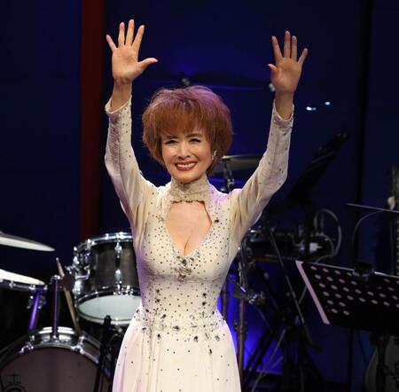　デビュー５５周年記念バースデーライブで声援に応える小柳ルミ子