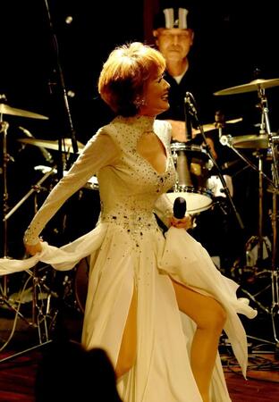 　デビュー５５周年記念バースデーライブで熱唱する小柳ルミ子