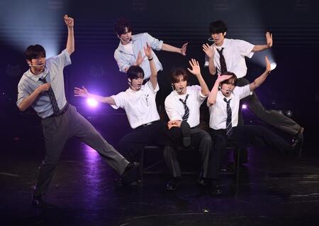 　熱いパフォーマンスを見せるＴＷＳのメンバー（撮影・園田高夫）