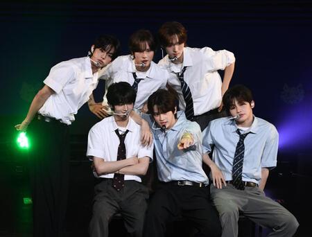 　熱いパフォーマンスを見せるＴＷＳのメンバー（撮影・園田高夫）