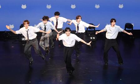 　熱いパフォーマンスを見せるＴＷＳのメンバー（撮影・園田高夫）