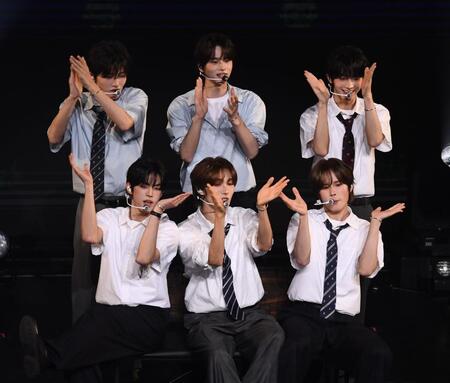 　熱いパフォーマンスを見せるＴＷＳのメンバー（撮影・園田高夫）