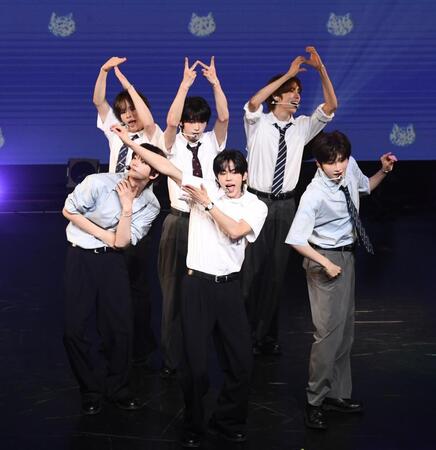 　熱いパフォーマンスを見せるＴＷＳのメンバー（撮影・園田高夫）