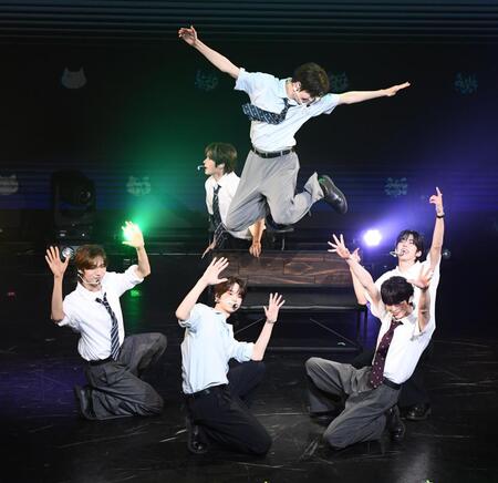 　熱いパフォーマンスを見せるＴＷＳのメンバー（撮影・園田高夫）