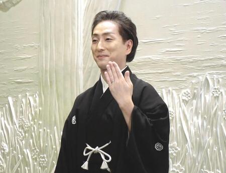 　結婚指輪を披露する中村七之助（６月３０日）