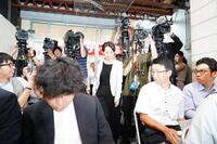 　報道陣が多くかけつけた会見場に登場する山尾志桜里氏（中央）＝撮影・高石航平