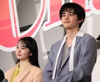 　舞台あいさつに登壇した山田杏奈（左）と鈴鹿央士