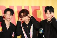 　ポーズを決める（左から）ＭＹＮＡＭＥのインス、セヨン、コヌ