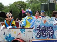 　ミッキーとともにオープンカーから手を振るＭｒｓ．　ＧＲＥＥＮ　ＡＰＰＬＥの（左から）藤澤涼架、大森元貴、若井滉斗