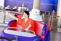 　ベイマックスのハッピーライドを体験したＭｒｓ．　ＧＲＥＥＮ　ＡＰＰＬＥの大森元貴　©Ｄｉｓｎｅｙ