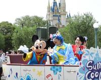 　ミッキーマウスと手を振るＭｒｓ．　ＧＲＥＥＮ　ＡＰＰＬＥの（左から）藤澤涼架、大森元貴、若井滉斗