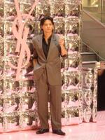 　写真撮影に応じる平野紫耀