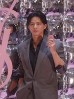 　写真撮影に応じる平野紫耀