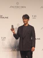 　写真撮影に応じる反町隆史