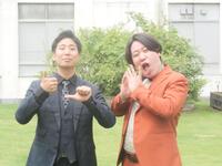 　撮影に応じた金魚番長の古市勇介（右）と箕輪智征