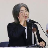 　記者会見で涙ぐむ静岡県伊東市の田久保真紀市長（共同）