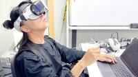 　ＶＲゴーグルをかけて作業する落合陽一氏