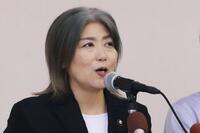 　記者会見する静岡県伊東市の田久保真紀市長（共同）