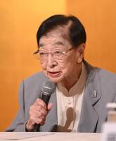 　壇上であいさつする石井ふく子（撮影・西田忠信）