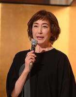 　壇上であいさつする高島礼子（撮影・西田忠信）