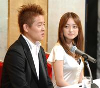 　幸せいっぱいで入籍会見を行った安達祐実とスピードワゴンの井戸田潤（左）＝０５年９月１５日