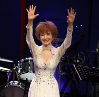 　デビュー５５周年記念バースデーライブで声援に応える小柳ルミ子